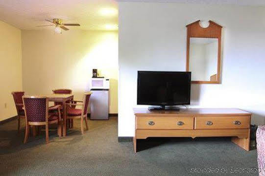 Commodore Perry Inn & Suites Port Clinton Room photo